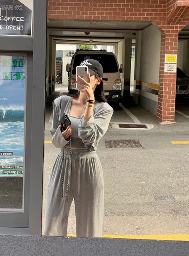 カップ付きキャミソール×ショート丈カーディガン×パンツセットアップ