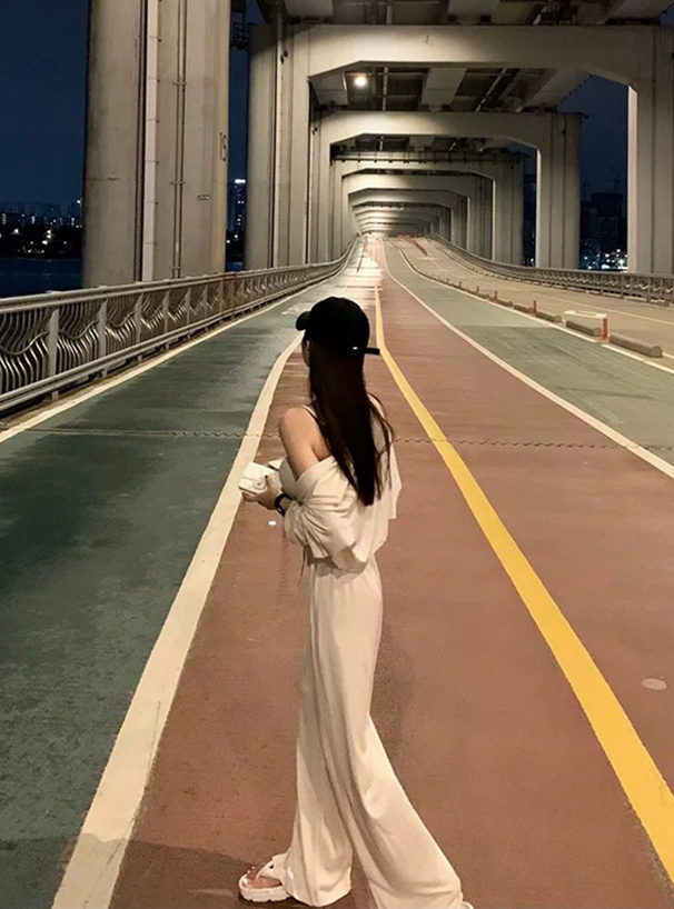 カップ付きキャミソール×ショート丈カーディガン×パンツセットアップ