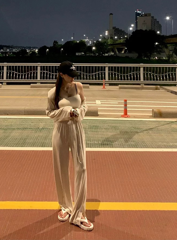 カップ付きキャミソール×ショート丈カーディガン×パンツセットアップ