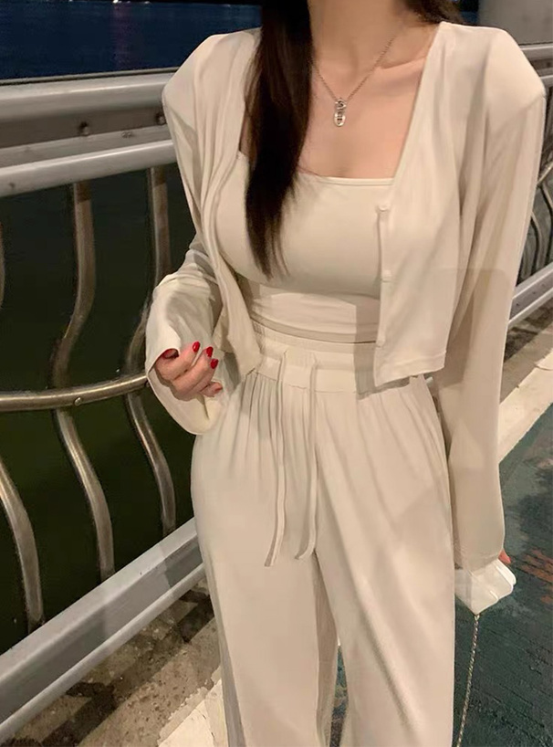 カップ付きキャミソール×ショート丈カーディガン×パンツセットアップ