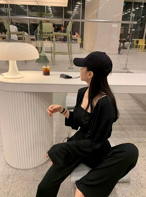 カップ付きキャミソール×ショート丈カーディガン×パンツセットアップ