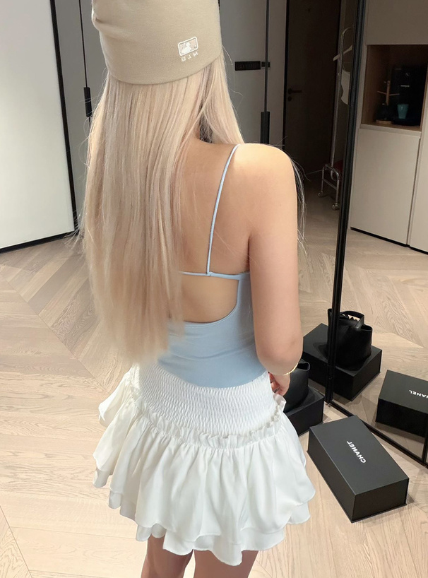 カップ付きバックオープンキャミソール