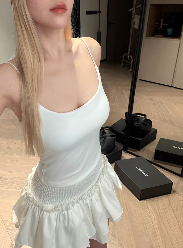 カップ付きバックオープンキャミソール