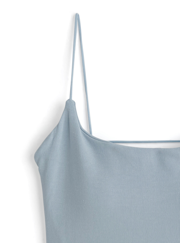 カップ付きバックオープンキャミソール