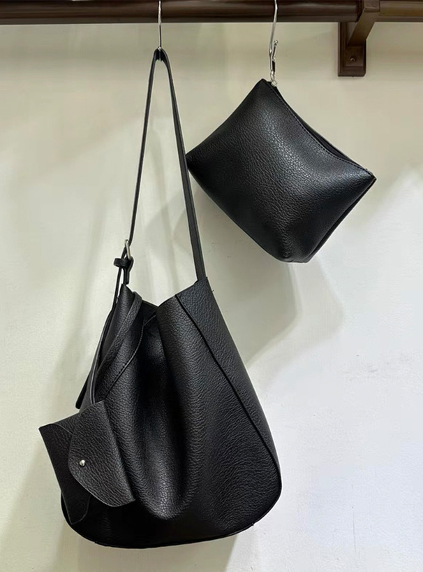 ポーチ付きレザーショルダーバッグ