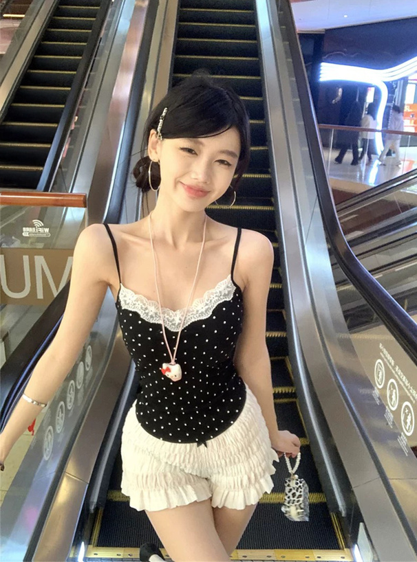 カップ付きドット柄レースキャミソール