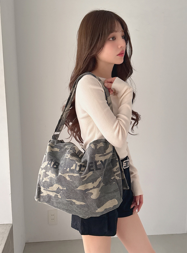 カモフラージュ柄ピグメントロゴプリントショルダーバッグ
