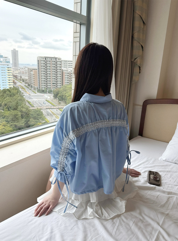 バックドロストレースショート丈ブラウス