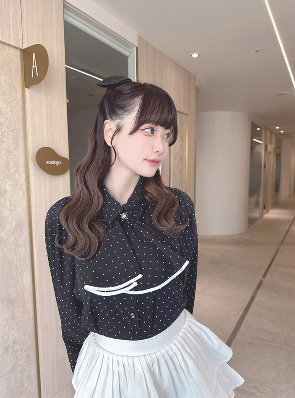 スカーフタイ付きドット柄パイピングブラウス