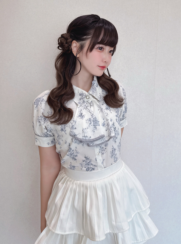 スカーフタイ付き花柄パフスリーブブラウス