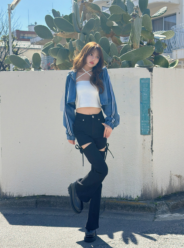 サイドカットアウトリボンフレアパンツ