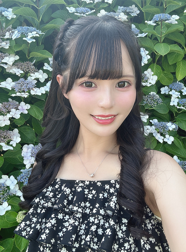 ホルターネックティアードフラワーブラウス