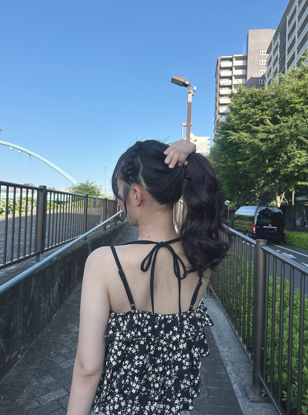 ホルターネックティアードフラワーブラウス