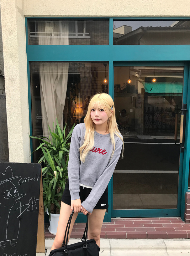 ロゴデザインニットトップス