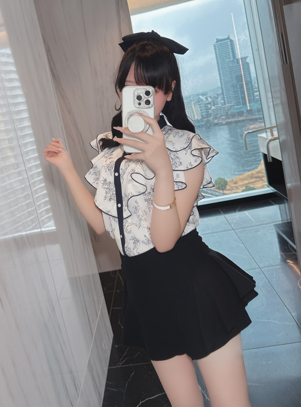 花柄ラッフルフリルノースリーブブラウス