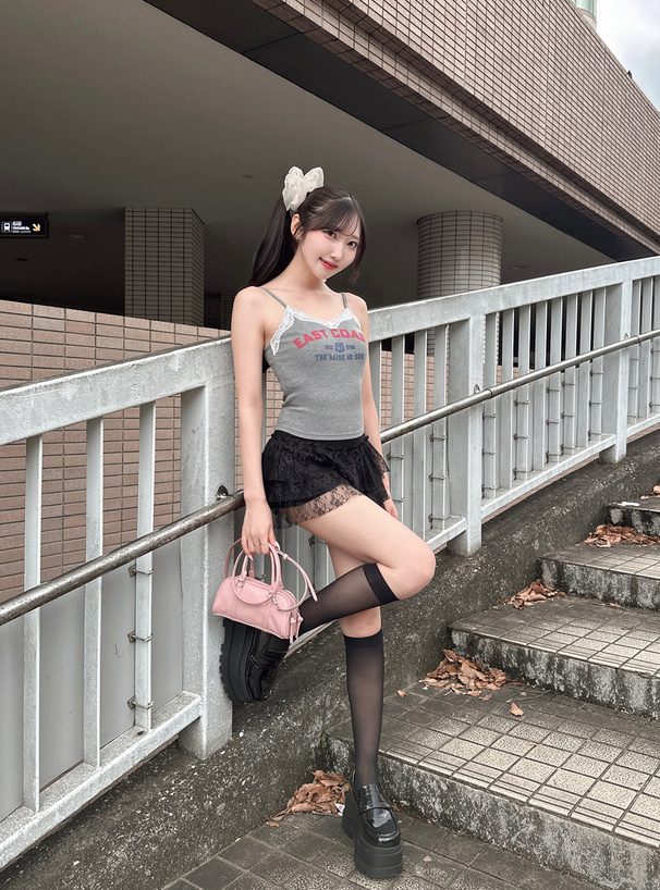 カップ付きレースロゴキャミソール