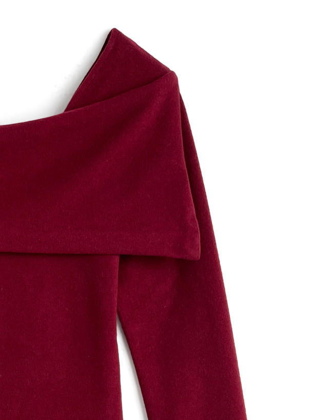 アシンメトリーフレアスリーブトップス