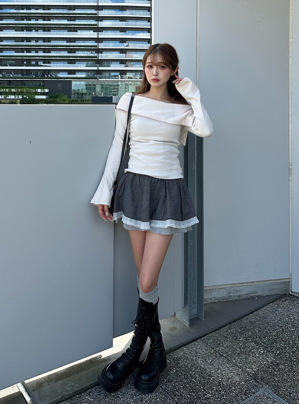 アシンメトリーフレアスリーブトップス