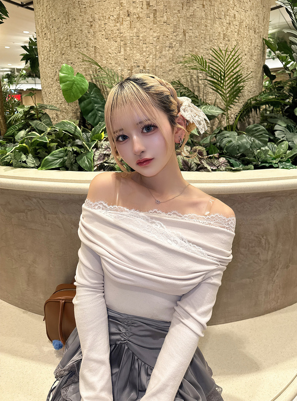 レースドレープオフショルダートップス