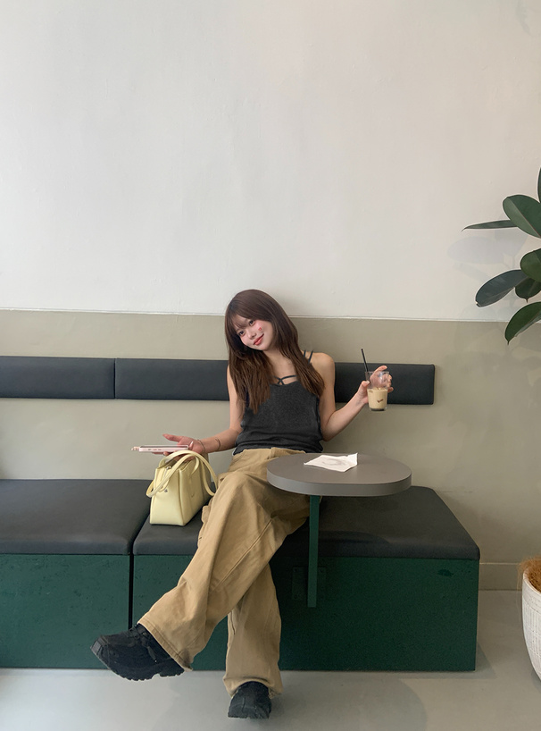 カップ付きダブルストラップクロスキャミソール