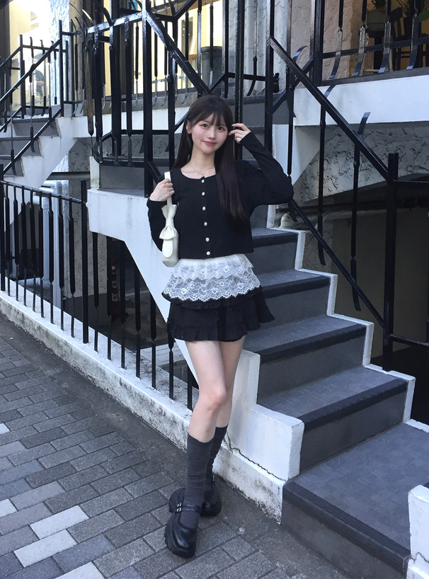 レースキャミソールxパールボタンカーディガンアンサンブル