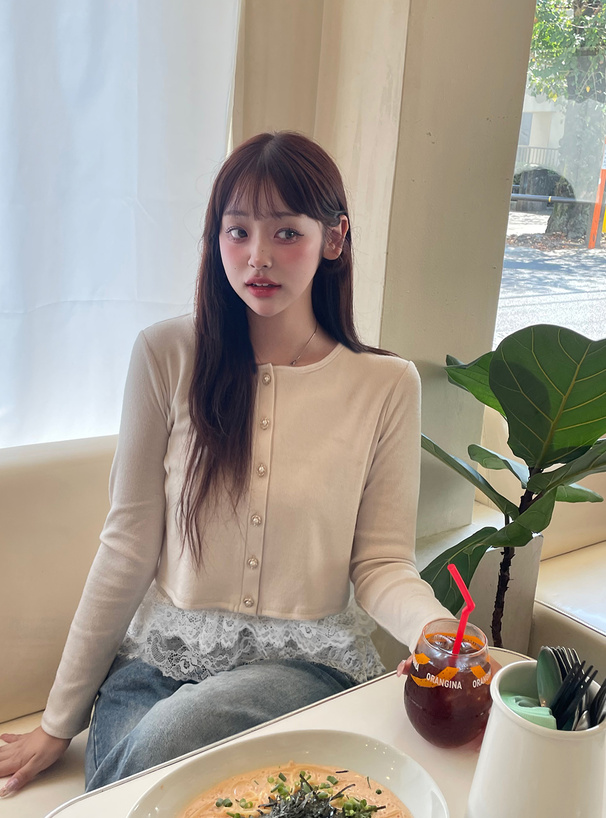 レースキャミソールxパールボタンカーディガンアンサンブル