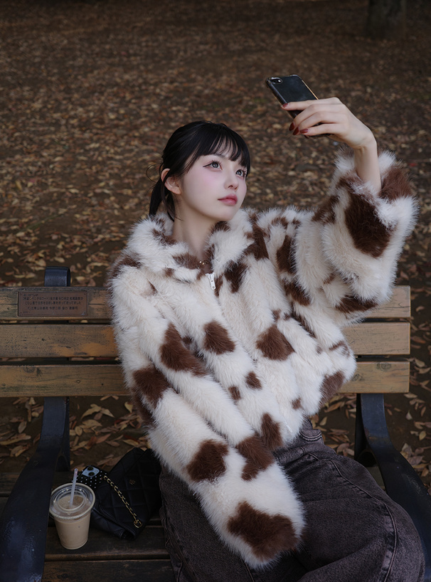 ILLIT アイリット BEB 襟2Wayカウ柄ファーダブルジップショート丈