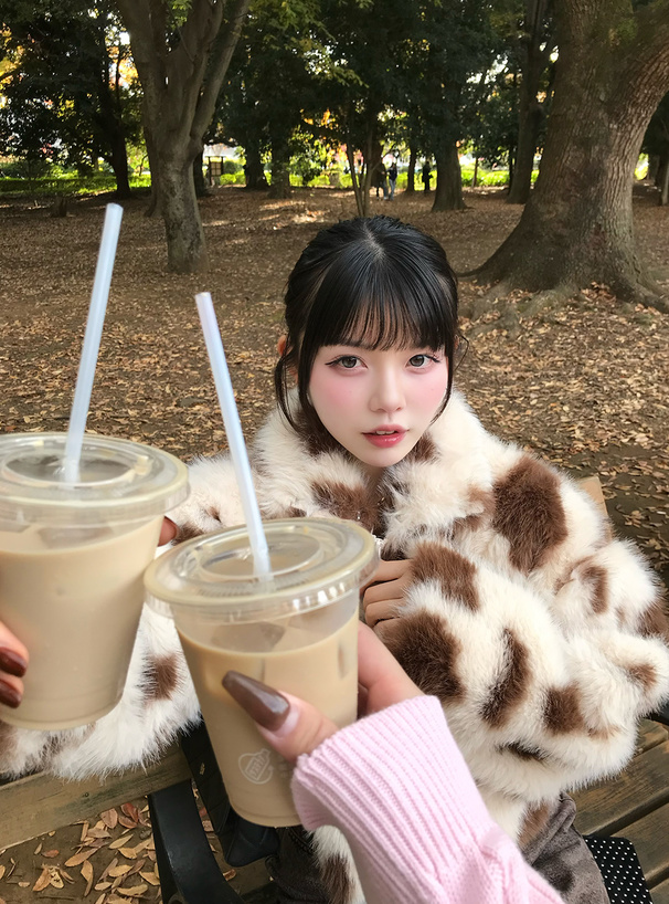 ILLIT アイリット BEB 襟2Wayカウ柄ファーダブルジップショート丈ブルゾン