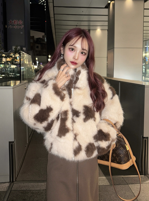 ILLIT アイリット BEB 襟2Wayカウ柄ファーダブルジップショート丈