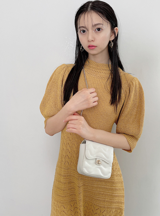 齋藤飛鳥 パフスリーブ透かし編みニットワンピース