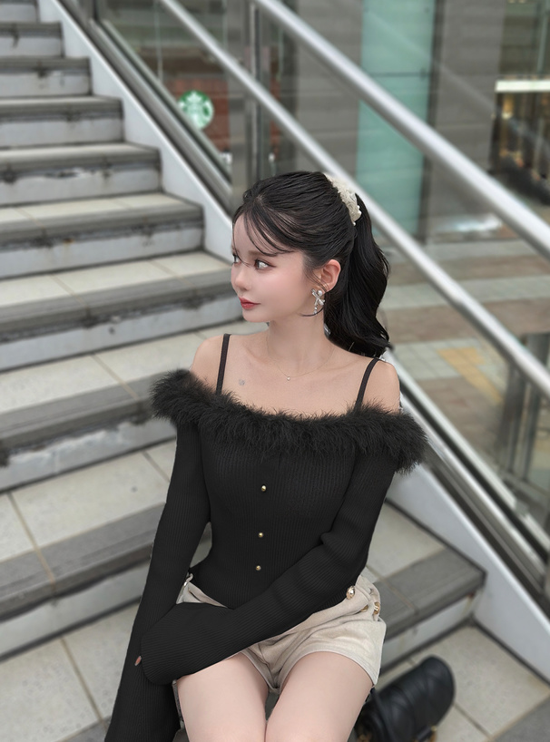 フェザーファーオフショルダーリブニットトップス