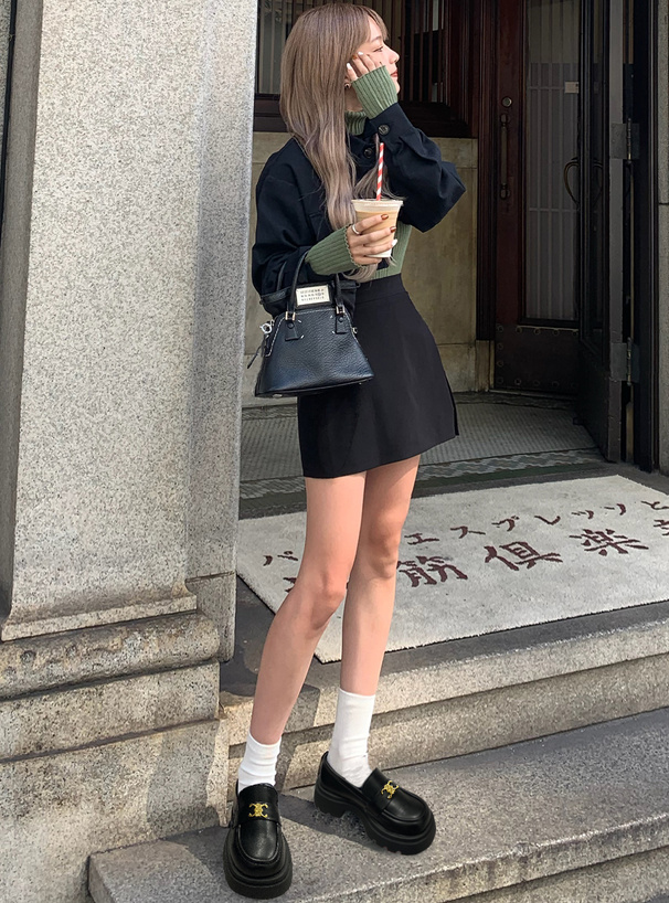モノグラムプレート厚底ローファー