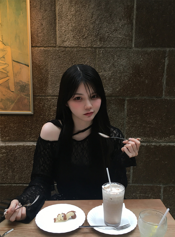 チョーカー付きレースワンショルダートップス