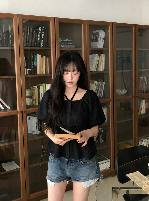 ホルターネック付きバルーンスリーブペプラムブラウス