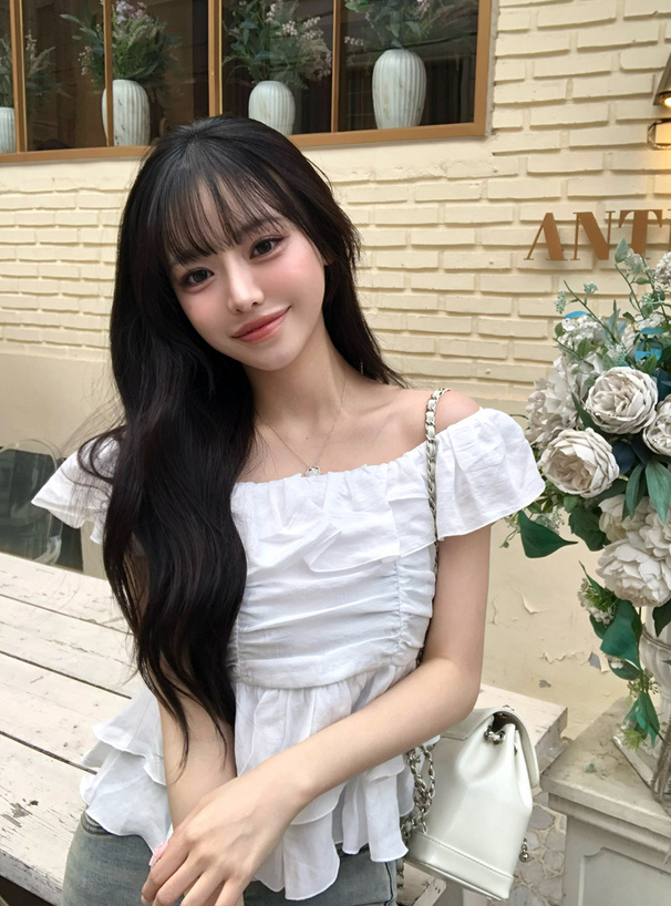 ギャザーフリルノースリーブブラウス