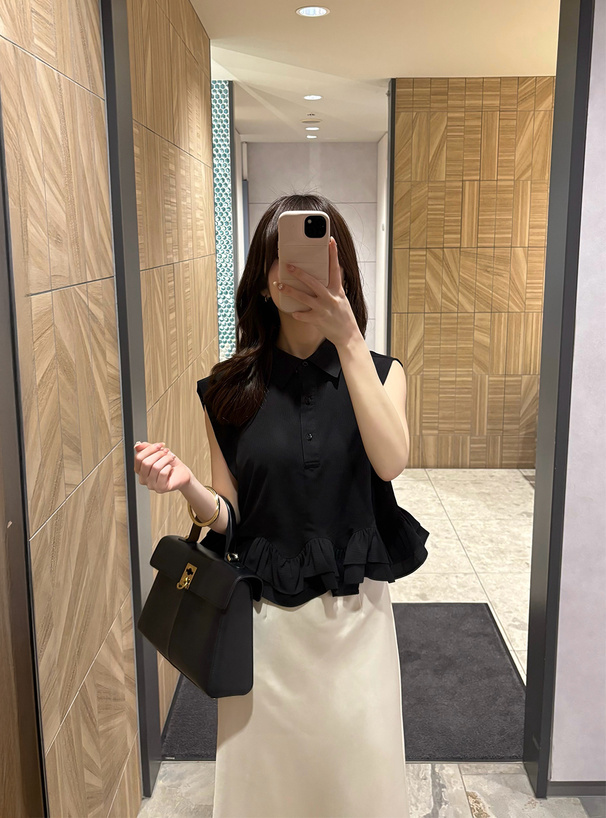 フリルノースリーブブラウス