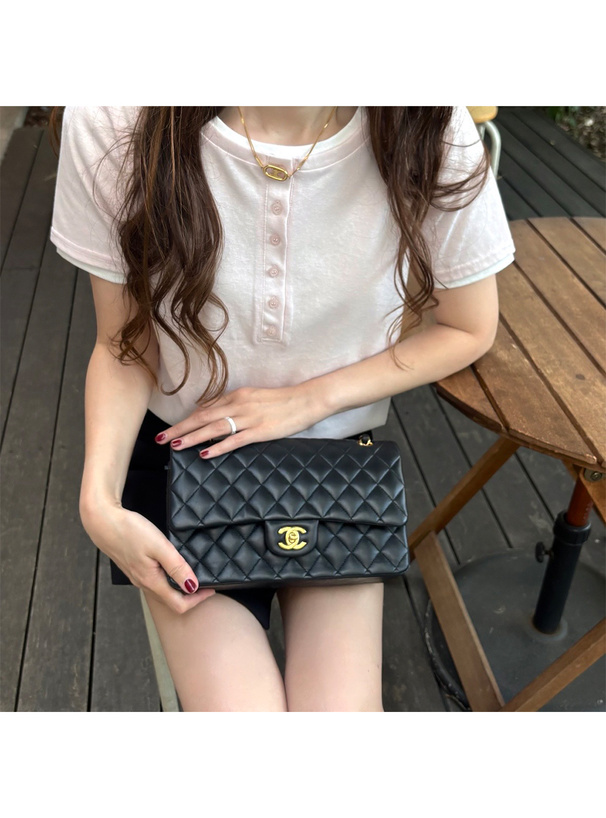 ヘンリーネックTシャツ×ベーシックTシャツアンサンブル