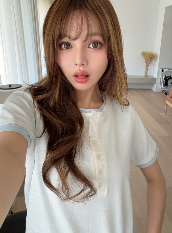 ヘンリーネックTシャツ×ベーシックTシャツアンサンブル