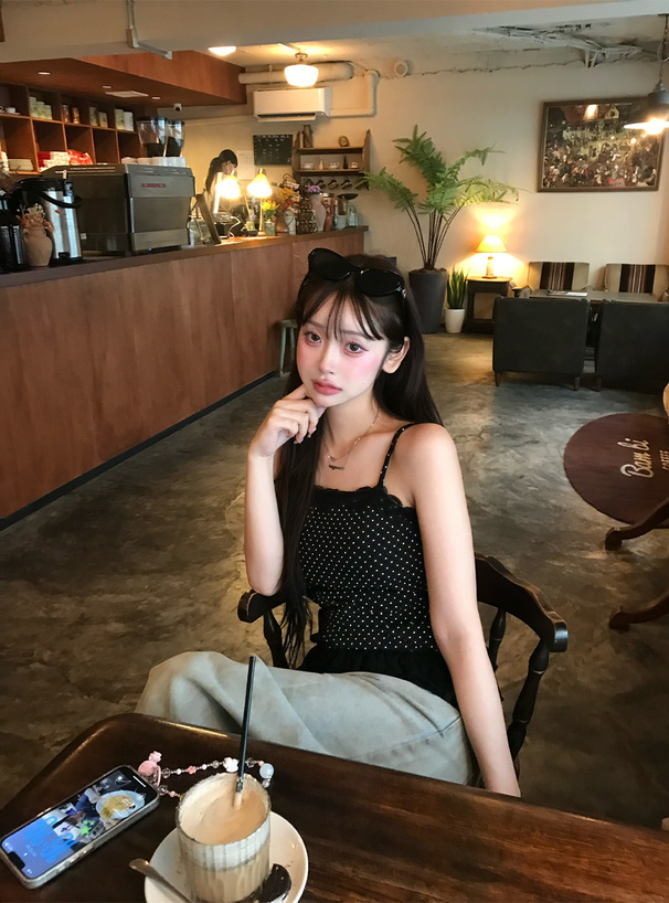 カップ付きドット柄レースフリルキャミソール