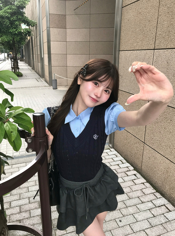ケーブルニットロゴ刺繍ベストレイヤード風シャツ