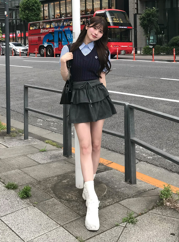 ケーブルニットロゴ刺繍ベストレイヤード風シャツ