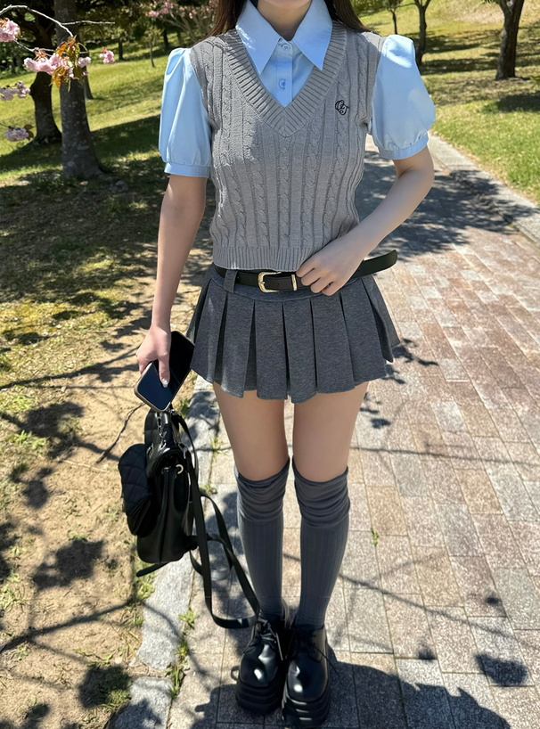 ケーブルニットロゴ刺繍ベストレイヤード風シャツ