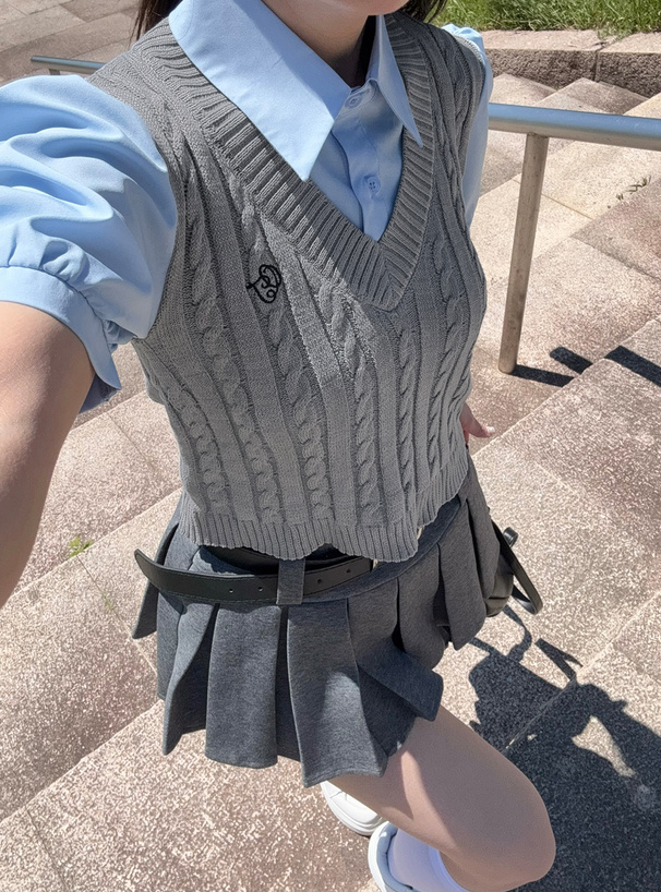 ケーブルニットロゴ刺繍ベストレイヤード風シャツ