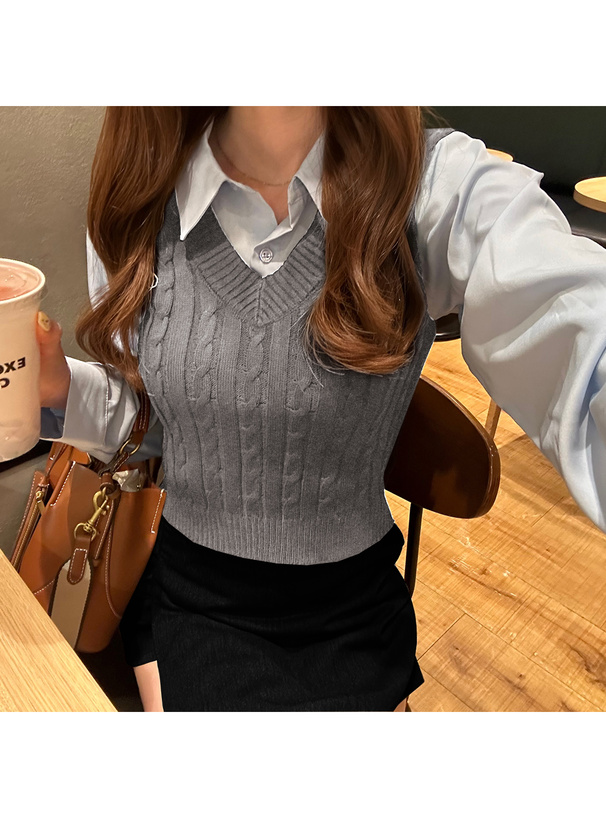 ケーブルニットロゴ刺繍ベストレイヤード風シャツ