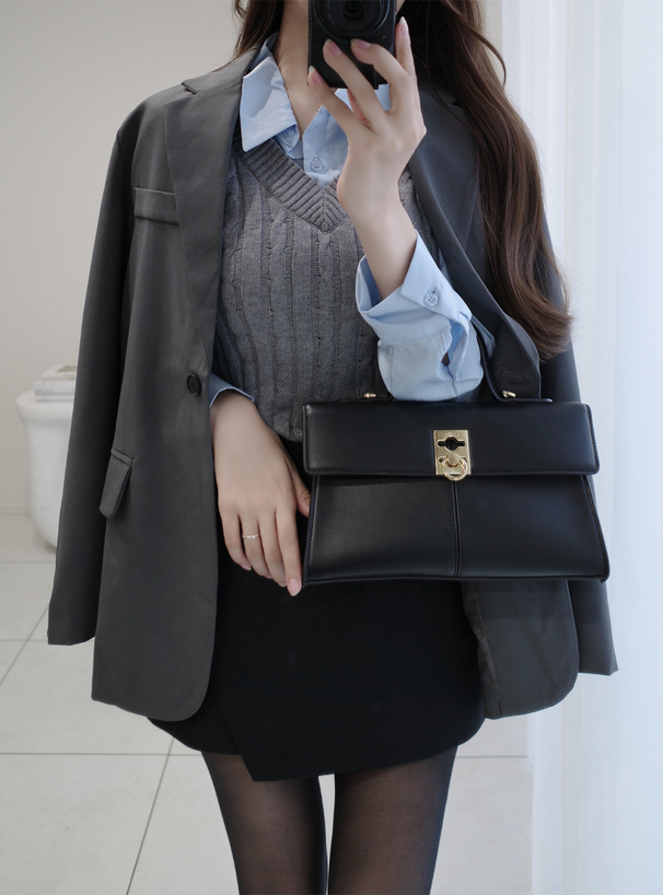 ケーブルニットロゴ刺繍ベストレイヤード風シャツ