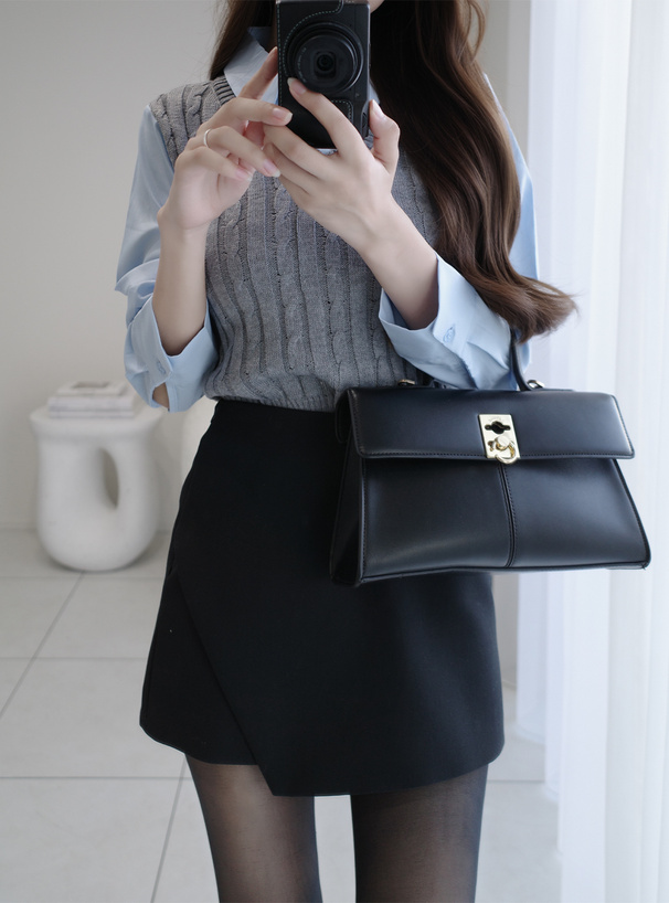 ケーブルニットロゴ刺繍ベストレイヤード風シャツ