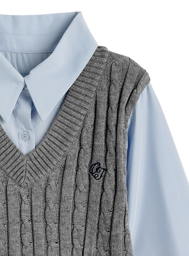 ケーブルニットロゴ刺繍ベストレイヤード風シャツ