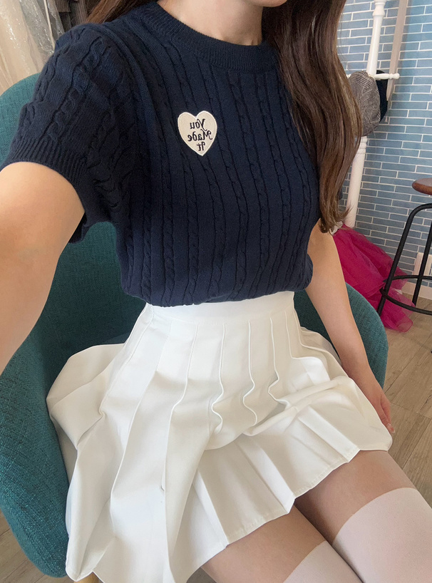 ハートロゴ刺繍ケーブル編みニットトップス
