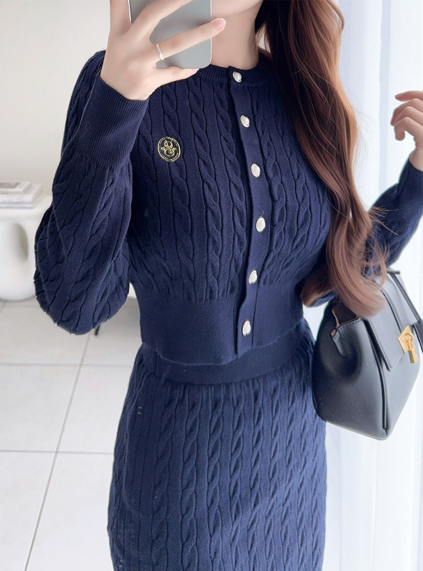 パールボタンケーブル編みニットカーディガン×ミニスカート