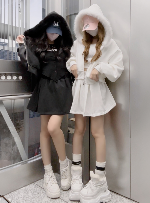 ファーフードパーカー×フレアミニスカートスウェットセットアップ